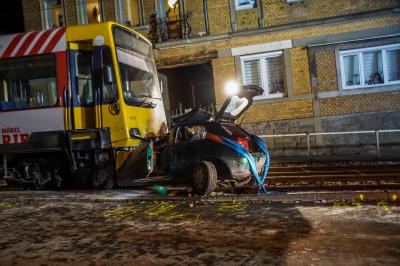 Stuttgart Sued: PKW kollidiert mit Stadtbahn - Fahrerin schwer verletzt